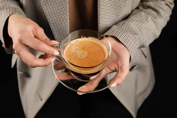 暗い背景においしいコーヒーを飲む女性 クローズアップ — ストック写真