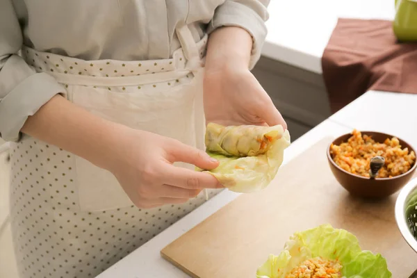 Kvinna Förbereder Välsmakande Fyllda Kål Rulle Bord Kök Närbild — Stockfoto