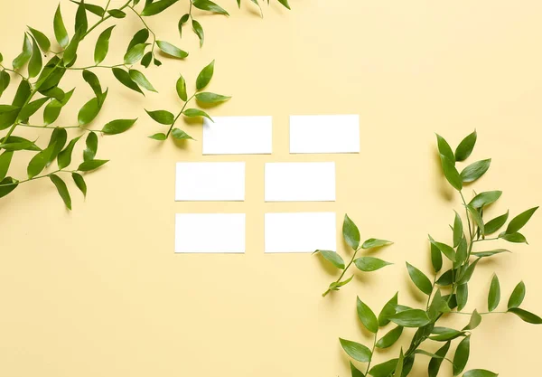 Komposition Mit Leeren Karten Und Pflanzenzweigen Auf Weißem Hintergrund — Stockfoto