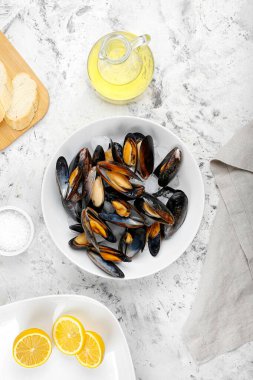 Hafif arka planda lezzetli midyeli kompozisyon