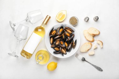 Lezzetli midyeli kompozisyon ve hafif arka planda bir şişe şarap.