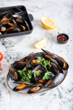 Hafif arka planda lezzetli midyeli tabak ve fırın tabağı.