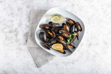 Hafif arka planda limonlu lezzetli midyeler