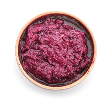 Beyaz arka planda bir kase lezzetli pesto sosu.