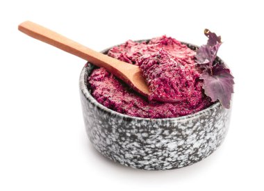 Beyaz arka planda bir kase lezzetli pesto sosu.