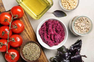 Bir kase lezzetli pesto soslu kompozisyon ve hafif arka planda malzemeler, yakın plan.