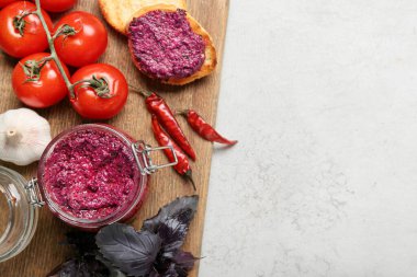 Ahşap tahta pano ve lezzetli pesto sosu ve hafif arka planda malzemeler, yakın plan.