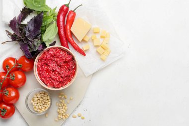 Lezzetli pesto soslu kompozisyon ve hafif arka planda malzemeler.