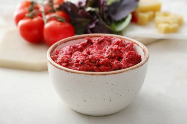 Hafif arka planda bir kase lezzetli pesto sosu