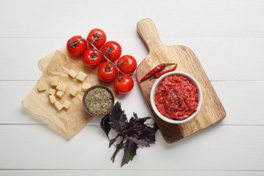 Lezzetli pesto soslu kompozisyon ve hafif ahşap arka planda malzemeler.