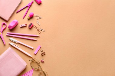 Renk arkaplanı üzerine kırtasiye malzemeleri