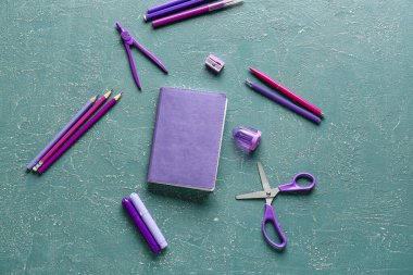 Renk arkaplanı üzerine kırtasiye malzemeleri