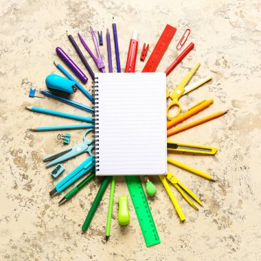 Grunge arka planında boş defter ve kırtasiye malzemeleri