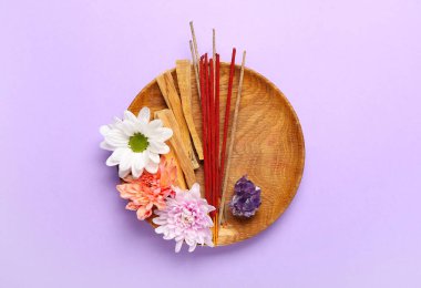 Renkli plaka, tütsü, değerli taş, çiçekler ve Palo Santo.