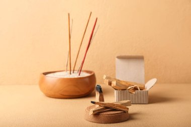 Palo Santo ve tütsü masaya yapışıyor.