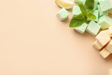 Lezzetli marşmelov ve arkaplanda nane şekeri