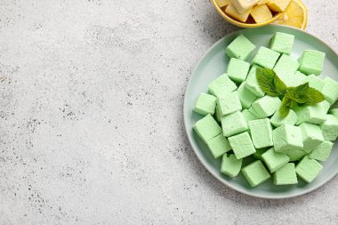 Hafif arka planda lezzetli şekerleme tabağı