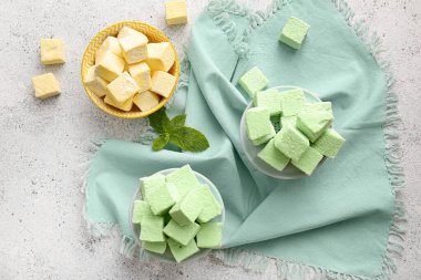 Hafif arka planda tatlı şekerlemelerle dolu bir kase.