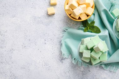 Hafif arka planda tatlı şekerlemelerle dolu bir kase.