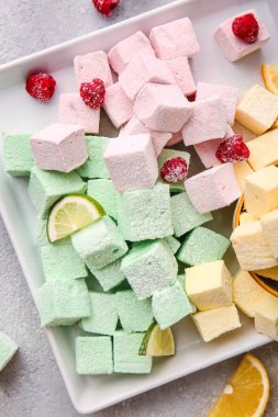 Lezzetli şekerleme, limon ve çilekli hafif arkaplan.