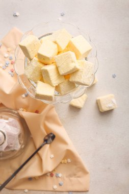 Hafif arka planda tatlı şekerlemelerle dolu bir kase.