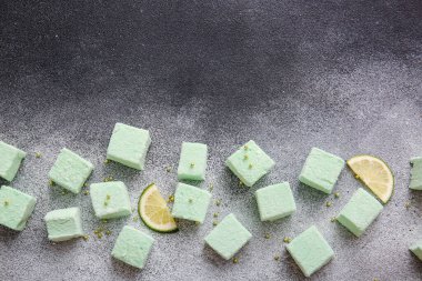 Lezzetli marşmelov ve arkaplanda limon.