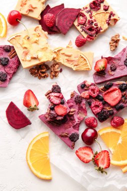 El yapımı, meyveli, meyveli ve fındıklı çikolata.