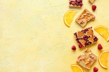 Renkli meyveli ve meyveli el yapımı çikolatalar.