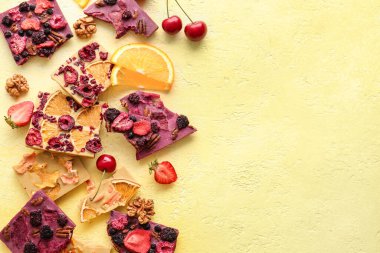 Renkli meyveli ve meyveli el yapımı çikolatalar.