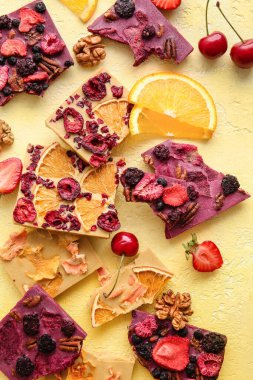 Renkli meyveli ve meyveli el yapımı çikolatalar.