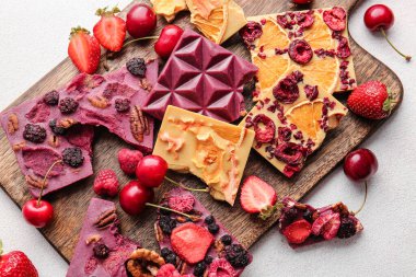 El yapımı, meyveli, meyveli ve fındıklı çikolata.