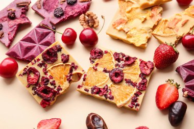 Renkli meyveli ve meyveli el yapımı çikolatalar.