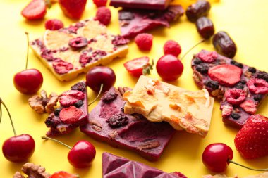 Renkli meyveli ve meyveli el yapımı çikolatalar.