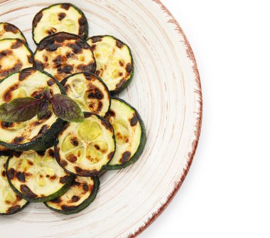 Beyaz arka planda lezzetli ızgara kabak tabağı, yakın plan.