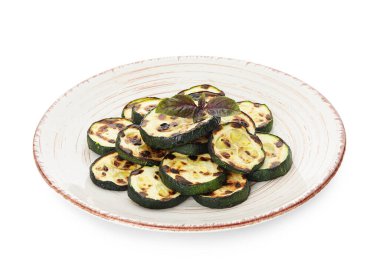 Beyaz zemin üzerine lezzetli kızarmış kabak ile plaka