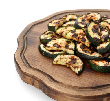 Beyaz arka planda lezzetli ızgara kabaklı tahta, yakın plan.