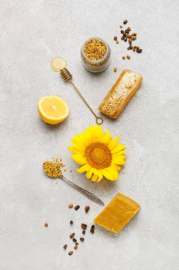 Grunge arka planında limon olan farklı arı ürünleri