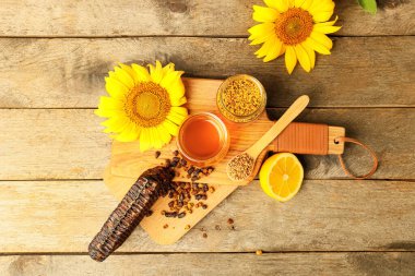 Ahşap zemin üzerinde limon olan farklı arı ürünleri