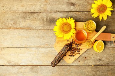 Ahşap zemin üzerinde limon olan farklı arı ürünleri