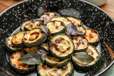 Lezzetli ızgara kabaklı tava masada, yakın plan.