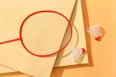 Badminton raketi ve renkli arka planda mekik horozları