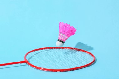 Badminton raketi ve renkli arka planda mekik penisi