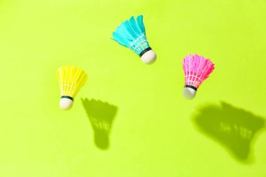 Badminton mekik horozları renk arkaplanında