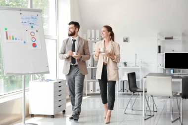 İş adamları ofiste kahve molası veriyorlar.