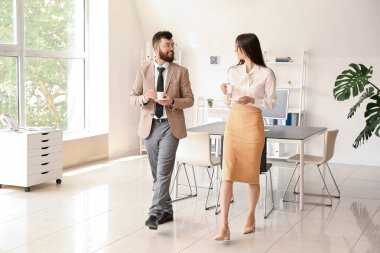 İş adamları ofiste kahve molası veriyorlar.