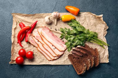 Esmer arka planda lezzetli tütsülenmiş pastırma kompozisyonu