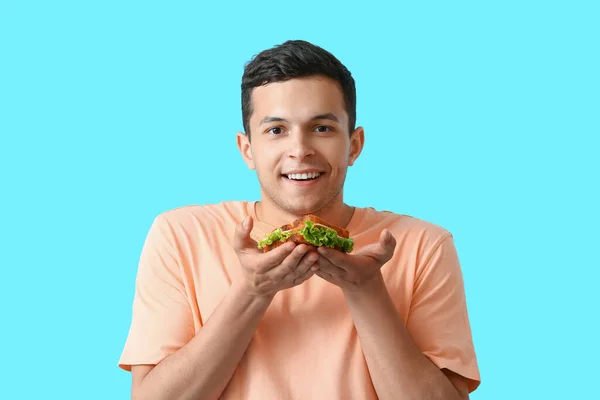 Jongeman Met Lekkere Sandwich Kleur Achtergrond — Stockfoto