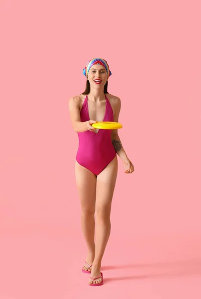 Hermosa Mujer Joven Traje Baño Jugando Frisbee Sobre Fondo Color — Foto de Stock