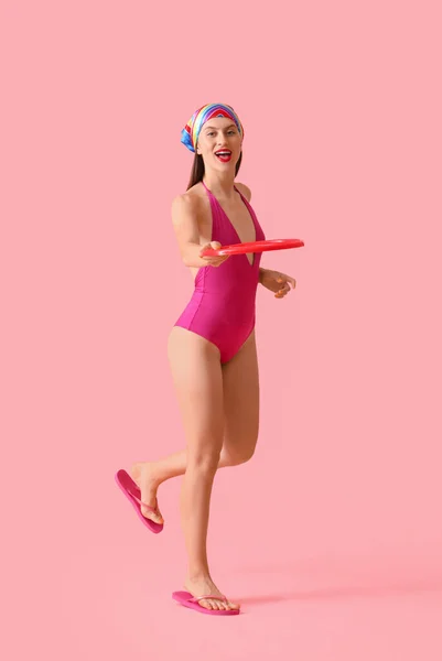 Schöne Junge Frau Badeanzug Spielt Frisbee Auf Farbigem Hintergrund — Stockfoto