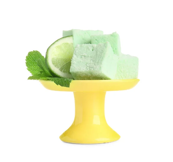 Stand Dessert Con Gustosi Marshmallow Dolci Lime Sfondo Bianco — Foto Stock